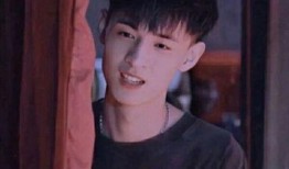 秦霄贤爆料师哥是谁啊视频,秦霄贤爆料师哥身份，背后故事引热议